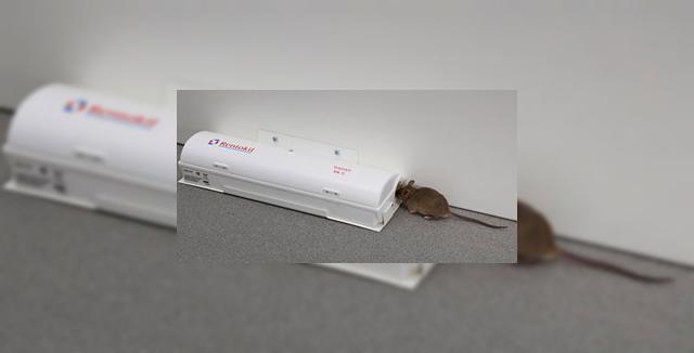 <b>Capcana pentru soareci care iti da SMS si foloseste lasere!!</b>Aceasta cu siguranta nu este o capcana clasica pentru soareci... Zilele capcanelor inumane cu arc au disparut, aceastea fiind acum inlocuita de gadgeturi care etaleaza feature-uri putin exagerate, avand in vedere scopul lor. Capcana din imagine este...