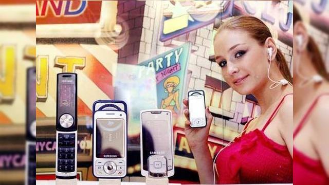 <b>Samsung lanseaza 3 noi telefoane muzicale</b>Samsung n-a ezitat sa isi consolideze locul secund din topul producatorilor de terminale mobile, lansand astazi 3 noi telefoane: SGH-i450, SGH-F330 si SGH-F210. Primul dintre acestea, i450 este un slider care prezinta utilizatorului un difuzor atunci cand...
