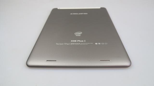<b>Teclast X98 Plus II: Multimedia cu difuzoare duale la pachet, volum acceptabil</b>Aş vrea să văd o persoană care îşi foloseşte tableta exclusiv pentru a asculta muzica. Nu prea se întâmplă aşa ceva, dar unii preferă totuşi să aibă oricum difuzoare de calitate, pentru a savura şi acustica filmelor şi serialelor urmărite pe tableta.