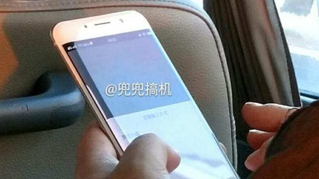 <b>Vivo Xplay 6 se afișează într-o nouă fotografie; aduce un display cu margini curbate</b>Vivo Xplay 6 este numele unui nou smartphone ce urmează a adopta un display cu margini curbate, telefon pe care astăzi îl vedem într-o nouă fotografie. De asemenea, descoperim că agenția chineză 3C tocmai ce a certificat dispozitivul, semn că lansarea