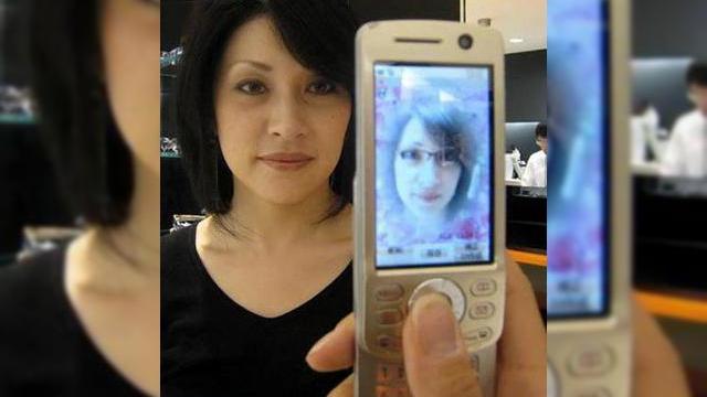 <b>Probeaza-ti ochelarii cu ajutorul unei tehnologii mobile</b>Aceiasi japonezi trazniti ne fac din nou sa le invidiem inventivitatea datorita tehnologiilor pe care le produc. Iata, spre exemplu cum magazinul asiatic Megane Top ofera acum un serviciu care permite clientilor sa probeze virtual perechi de ochelari...