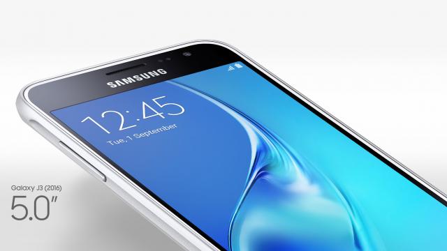 <b>Samsung Galaxy J3 (2017) apare într-o randare clară, ce pare oficială; Smartphone nou de buget</b>Și Galaxy J3 (2017) se află pe lista de lansări a sfârșitului de an pregătită de către sud-coreenii de la Samsung, smartphone pe care îl vedem astăzi într-o randare cu iz oficial. Așadar, ne putem aștepta ca telefonul să fie lansat foarte curând pe piață