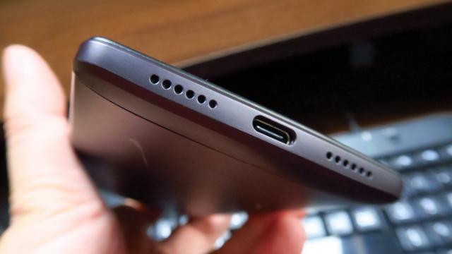 <b>Vernee Apollo Lite: Multimedia cu volum de iPhone 7, puţină distorsionare</b>Vernee Apollo Lite se prezintă cu doar un difuzor şi fără căşti la pachet. Nimic anormal până acum, companiile chinezeşti nefiind prea dispuse să ofere căşti la pachet cu handset-urile lor. Playerul muzical are o interfaţă old school, ca să nu spunem..