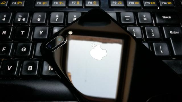 <b>Mobicast 143: Podcast şi videocast săptămânal Mobilissimo.ro despre lansări de telefoane Vivo, debut OnePlus 3T, smartwatch Allview şi Black Friday 2016</b>Dacă e weekend, e momentul să profităm şi să tragem extra somn pentru a recupera nopţile nedormite cu ocazia lui Black Friday 2016. Şi pe lângă somn putem să vedem şi ce s-a mai întâmplat în ultima săptămână, mulţumită celui mai nou Mobicast..