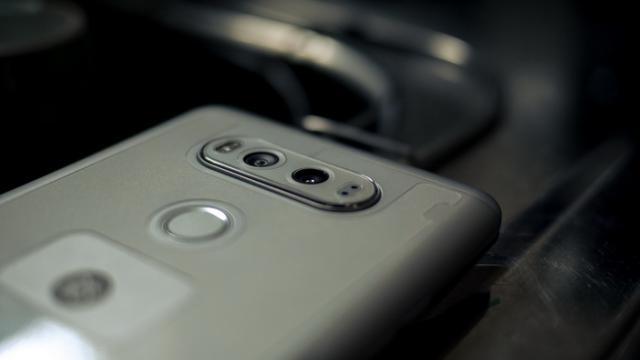 <b>LG V30 ar urma să renunţe la ecranul secundar, conform lui Evan Blass</b>Se pare că producătorii de terminale mobile se grăbesc foarte mult în acest an, deja apărând informaţii despre Galaxy S8, iPhone 8 şi Huawei P10, iar acum avem şi ceva date despre LG V30 chiar. El e aşteptat toamna viitoare, poate cu un viitor release..