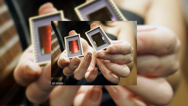 <b>Samsung produce un microchip de &ldquo;megamemorieâ€</b>Samsung Electronics anunta ieri ca a reusit sa dezvolte un chip de memorie flash avansat, care va garata un spatiu de stocare urias, in special in cazul produselor digitale, cum ar fi music playerele. Chipul de memorie flash NAND ofera nu mai putin de...