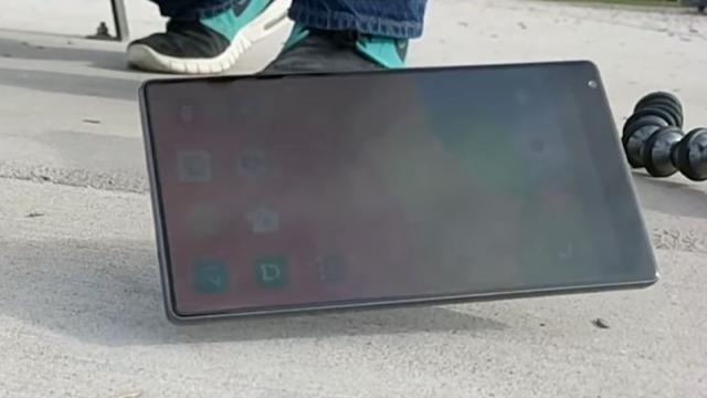 <b>Xiaomi Mi MIX primeşte şi un drop test, vedem cât de casabil e (Video)</b>De curând youtuber-ul JerryRigEverything ne-a prezentat un test de rezistență pentru smartphone-ul Xiaomi Mi Mix, telefon ce per total a rezistat cu brio. Astăzi îl vedem totuși pus în fața unui drop test mai dificil pe care îl vedeți și voi mai jos în 