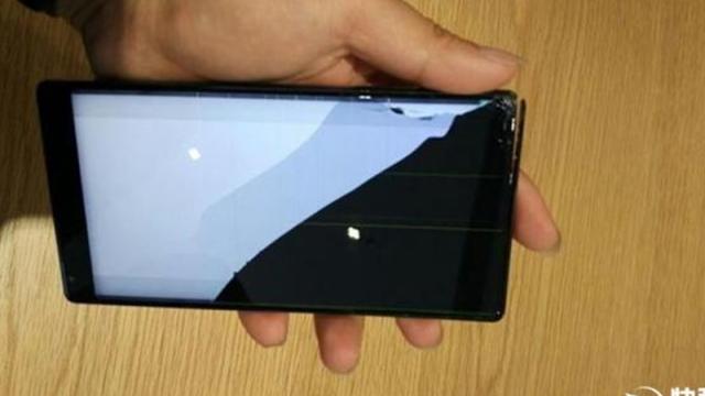 <b>Xiaomi Mi MIX e vulnerabil la crăpături chiar şi atunci când e scăpat pe jos cu husa protectivă; Doar asigurarea de daune îi salvează pe posesori</b>În ciuda design-ului foarte arătos, Xiaomi Mi MIX are parte de o vulnerabilitate foarte mare - aceea fiind carcasa din ceramică și display-ul predispus la crăpături chiar și atunci când husa din piele oferită la pachet este aplicată pe smartphone