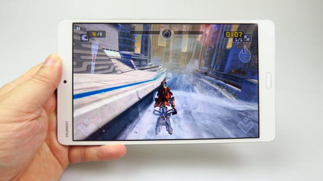 <b>Huawei MediaPad M3: Benchmark-uri şi performanţă de vârf, cu un CPU respectat la bază</b>Huawei MediaPad M3 reconfirma statutul tot mai apreciat şi privilegiat al procesoarelor HiSilicon Kirin, care stau tot mai bine în benchmark-uri şi în conştiinţa generală a publicului. La bord se afla un CPU HiSilicon Kirin 950, preluat de la Huawei Mate