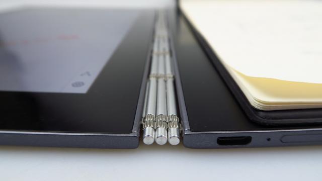 <b>Lenovo Yoga Book: Design premiant, arta modernă şi Star Trek devenit realitate</b>Foarte puţine tablete din acest an ne-au stârnit vreun "wow" de admiraţie la capitolul design, ba chiar Lenovo Yoga Book e prima tabletă care a stârnit vreodată o apreciere de genul. Şi asta pentru că vine cu un design unic, pe baza unei balamale cu..