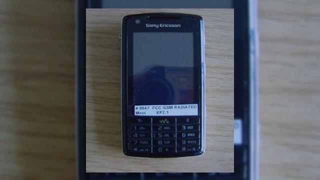 <b>Sony Ericsson W960, prezent la apel la FCC</b>Terminalul aparuse pe site-urile de specialitate inca din luna iunie si acum iata-l pe Sony Ericsson W960 in probele celor de la FCC. Admirati noul handset in imaginea urmatoare: Telefonul este in continuare un tri-band GSM cu suport pentru UMTS in banda...