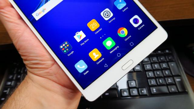 <b>Huawei MediaPad M3: OS, UI, aplicaţii tipic EMUI, cu gesturi interesante ale scannerului de amprente</b>Huawei MediaPad M3 rulează Android 6.0 Marshmallow cu EMUI 4.1 aplicat peste, software pe care l-am văzut în acţiune pe câteva telefoane Huawei deja. Toate aplicaţiile se află pe homescreen şi nu există app drawer aici. Interfaţa e plata şi avem şi un..
