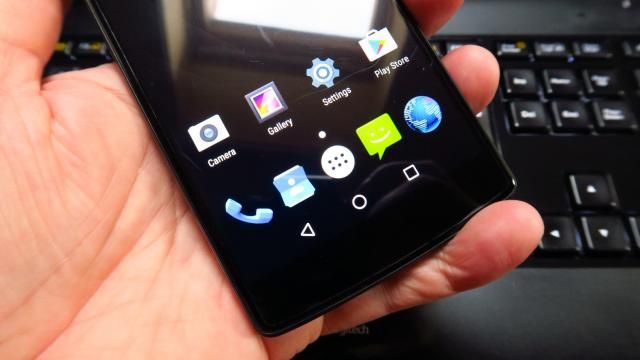 <b>Vernee Apollo Lite: OS, UI, aplicaţii stock şi fără bloatware</b>Ne place să vedem un telefon fără extra-uri inutile, fără jocuri preinstalate sau multe aplicaţii de socializare la bord. Este şi cazul lui Vernee Apollo Lite, care rulează un Android Marshmallow cât se poate de curat şi fluid.