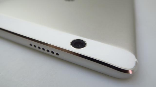 <b>Huawei MediaPad M3: Cameră solidă pentru o tabletă, se remarcă prin selfie-uri</b>Foarte puţini producători de tablete se mai ocupă şi de aspectul "Camera" pe device-urile lor, evident în afară de Apple, camerele de iPad rămânând repere în această zonă. Din când în când au mai apărut şi contestatari, modele ca Nokia N1 şi Xiaomi Mi Pad