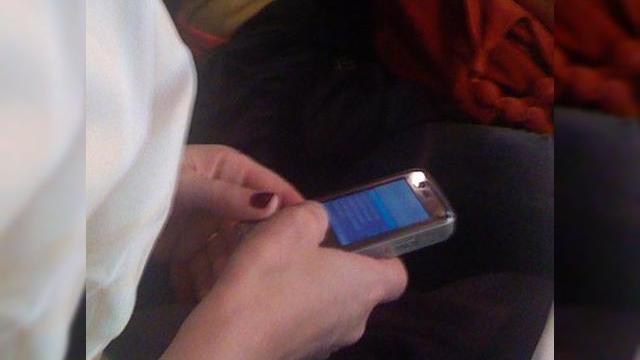 <b>Nokia N82, pe mana utilizatorilor deja</b>La doar cateva zile dupa ce imaginea scapata pe Internet cu Nokia N82 a devenit populara, un astfel de terminal a putut fi vazut in mana unui norocos posesor (sau tester), dupa cum puteti observa in poza urmatoare: Evident, avem de-a face cu o imagine...