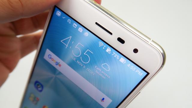 <b>ASUS ZenFone 3 ZE552KL: Design premium, ceva mai greu de îmblânzit decât modelul de 5.2 inch</b>ASUS a avut mare grijă să cultive identitatea produselor sale din gama Zen, implementând acel efect 3D de cerc concentric apărut atunci când roteşti device-ul sub lumina soarelui sau cea artificială. El se vede cel mai bine pe variantele mai închise la..
