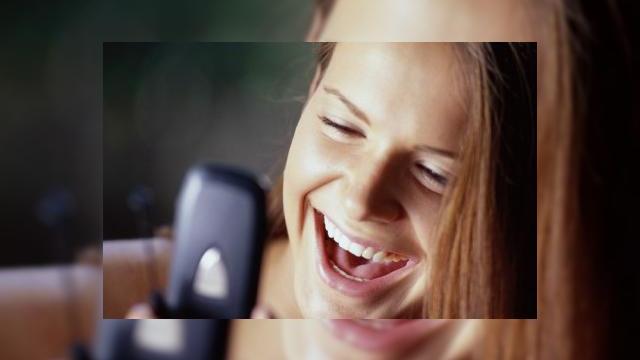 <b>Un reporter din SUA a trimis 21.000 de SMS-uri, castigand un premiu de 5000 de dolari.</b>Cu cateva zile in urma, reporterul CBS4 Lisa Petrillo a acceptat o provocare din partea reprezentantilor Sprint . Competitia avea ca scop gasirea celui mai rapid tastator, care va primi 5000 de dolari pentru efortul sau. Petrillo a afirmat ca a tastat si...