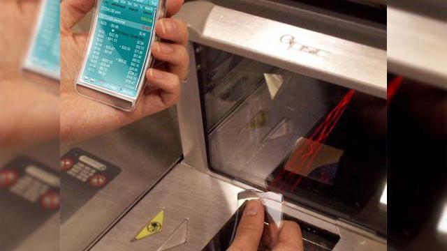 <b>Portofelul digital â€“ un motiv sa-ti pierzi degetul</b>Proiectat de Veronica Vail, portofelul digital contine toate informatiile cruciale in ce priveste contul dumneavoastra bancar, dar este protejat de un sistem de autentificare prin intermediul amprentei. Astfel singurul risc de a va pierde toti banii ar fi...