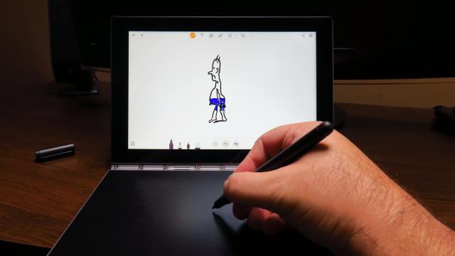 <b>Lenovo Yoga Book: Baterie peste aşteptări, mai ales pentru o asemenea talie silfidă</b>Terminalele Yoga de la Lenovo, sau cel puţin unele dintre tablete se remarcă prin acel "cilindru", trademark al designului, care include de obicei o baterie generoasă. Lenovo Yoga Tab 3 Pro spre exemplu stătea tare bine la acest capitol anul trecut, aşa..