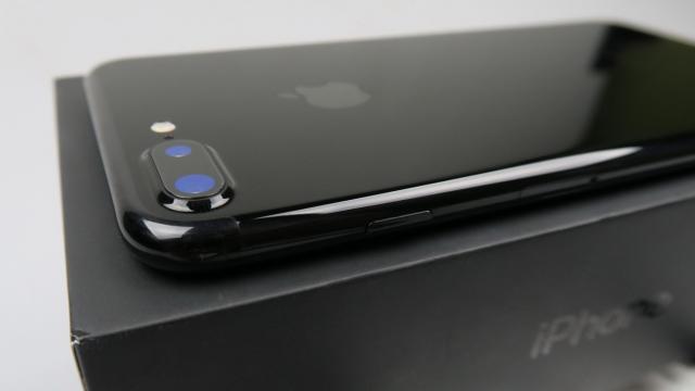 <b>iPhone 7 Plus Unboxing (Jet Black, 128 GB): primul telefon cu cameră duală de la Apple face o impresie bună prin nuanţa sa unică (Video)</b>După iPhone 7, deja testat la Mobilissimo.ro, e momentul ca iPhone 7 Plus să fie testat de noi. Terminalul ne-a sosit în versiunea Jet Black, pe care chiar ardeam de nerăbdare să o vedem şi chiar arată spectaculos în realitate. Telefonul costă 879 euro..