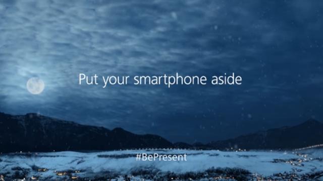 <b>Huawei lansează campania #BePresent, prin care ne îndeamnă să punem deoparte telefonul, măcar de Crăciun (Video)</b>Huawei decide ca anul acesta să vină cu un spot publicitar mai diferit, unul extrem de interesant care are asociat și un mesaj puternic, acela ca de măcar de Sărbători să lăsăm smartphone-ul deoparte și să ne bucurăm de prezența celor dragi.