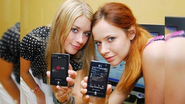 <b>Totul despre telefonul LG KS20</b>LG tocmai a anuntat modelul KS20, un smartphone dotat cu touchscreen, bazat pe sistemul de operare Windows Mobile 6 Professional. Acest handset, destinat pietei europene este un tri-band GSM (900/1800/1900 MHz) care suporta conectivitate WCDMA (2100MHz),...