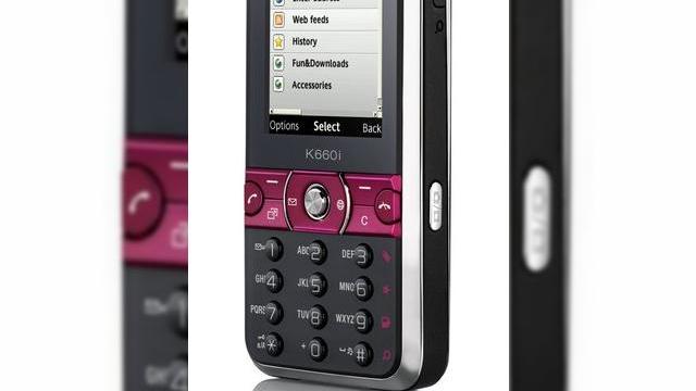 <b>K660i, "web phone"-ul Sony Ericsson, a fost anuntat oficial</b>Sony Ericsson tocmai a lansat noul sau telefon, K660i, in cadrul unui eveniment organizat la Londra. Terminalul ofera suport HSDPA si este axat pe functii avansate web, disponibile "la purtator". Disponibil in 2 variante de culoare, "verde pe alb" si...