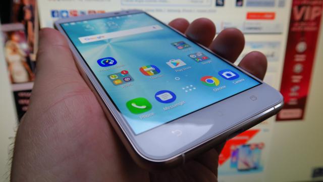 <b>ASUS ZenFone 3 ZE552KL: Display departe de problemele lui ZenFone 2, într-o nouă eră</b>ASUS ZenFone 2 şi în general telefoanele ZenFone din anul 2015 nu au strălucit nici la propriu şi nici la figurat la capitolul ecran. ASUS s-a pus pe treabă in 2016 şi a avut grijă ca acest aspect să fie bine reglat pe modelele ZenFone 3.