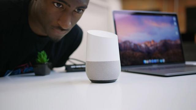 <b>Google Home primeşte recenzia lui Marques Brownlee: Google Assistant întruchipat în gadget, dar nu chiar perfect (Video)</b>Probabil produsul Google cel mai neglijat din această toamnă este Google Home, rival pentru Amazon Alexa lansat de marele G odată cu modelele de telefoane Pixel. El este practic întruchiparea lui Google Assistant sub forma unui difuzor/hub cu suport..