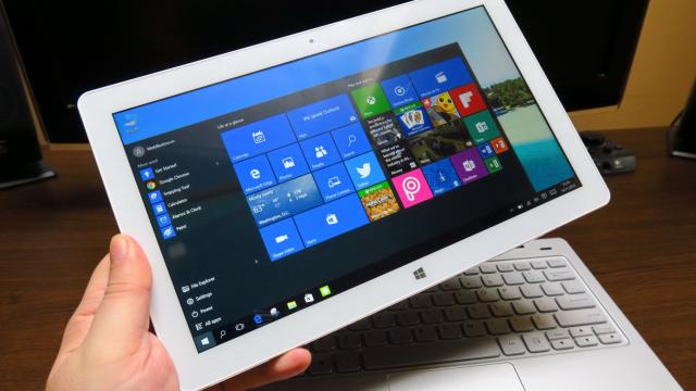 <b>Teclast TBook 16 Pro: Baterie bună de 2 filme, slabă la utilizarea continuă</b>M-aş fi aşteptat ca o tabletă care mi-a dat crampe la mana din cauza greutăţii sporite să aibă o super baterie la interior. Încă de pe hârtie ştiam că a fost aleasă o unitate modestă aici, pentru că 7200 mAh sună cam puţin la 11.6 inch. Hai să vedem ce..
