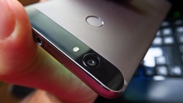 <b>Huawei Nova: Cameră de calitate mai ales pe timp de zi, selfie-uri de excepție şi blitz excelent</b>Huawei Nova are darul de a fi telefonul cu cele mai extinse teste de selfie de la Mobilissimo.ro. El a primit o galerie extinsă realizată cu camera sa frontală de 8 MP, aceeaşi pe care o găseam şi pe Huawei Nova Plus. În spate se afla o cameră de 12MP.