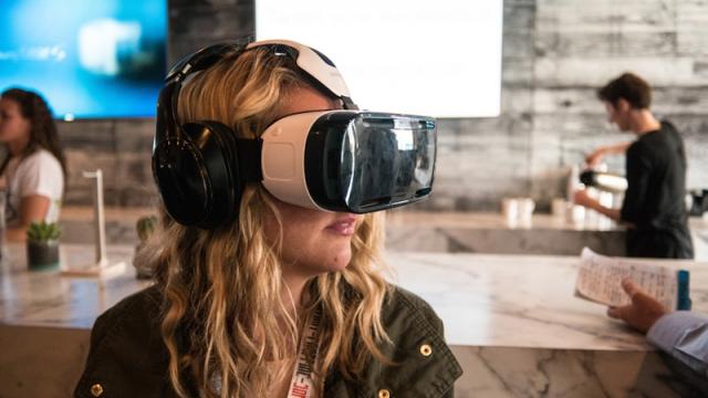 <b>Samsung oferă terapie prin VR, care ajută utilizatorii să treacă peste teama de înălţimi sau de vorbit în public</b>Cine se gândea că Realitatea Virtuală va fi utilizată drept metodă de terapie pentru acele persoane care au frică de înălțimi spre exemplu, sau teamă de a vorbi în public. Ei bine, Samsung demarează un astfel de program prin care vrea să ajute utilizatori