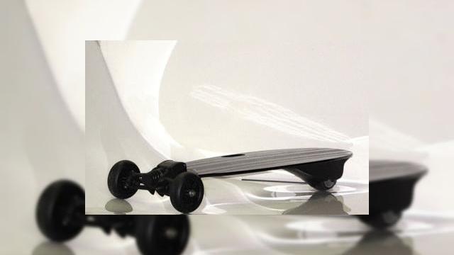 <b>Skateboardul controlat prin telefonul mobil, o realitate</b>Se pare ca Bluetooth este o tehnologie extrem de utila, de vreme ce va permite sa vorbiti la telefon fara a va folosi mainile sau sa transferati fisiere altor utilizatori. Iata ca acum, puteti chiar controla un skateboard cu ajutorul acestei tehnologii,...