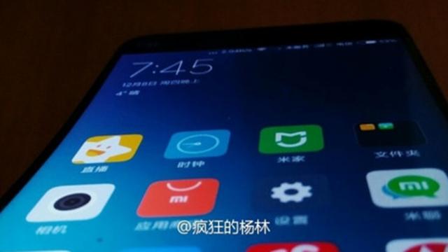 <b>Un smartphone Xiaomi ce pare a sosi cu display curbat în stil LG G Flex, se afișează într-o fotografie reală </b>Xiaomi Mi MIX se pare că a venit ca impuls pentru numeroase companii de pe piață, companii ce ne pregătesc terminale similare ce uimesc la capitolul design. Xiaomi nu stă degeaba în această perioadă și se pare că ne pregătește un alt dispozitiv care de