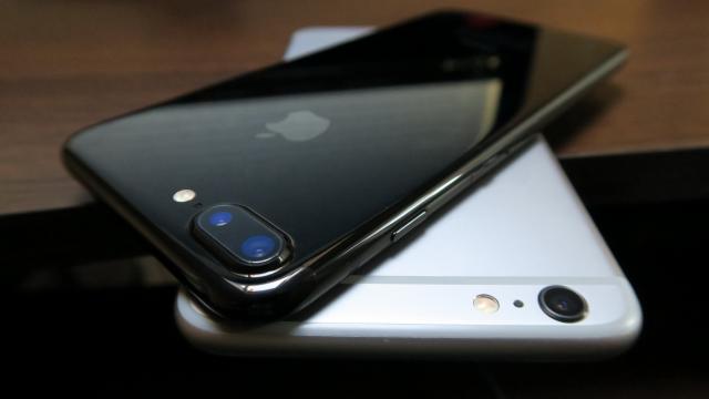 <b>iPhone 7 Plus: Design cu modificări mici dar importante, format neschimbat</b>Aş vrea să vă zic că iPhone 7 Plus are un design revoluţionar, dar aş păcăli realitatea. E de fapt acelaşi format pe care îl tot vedem de la iPhone 6 încoace, cu câteva mici chichiţe, astfel încât Apple să intre în rândul lumii.