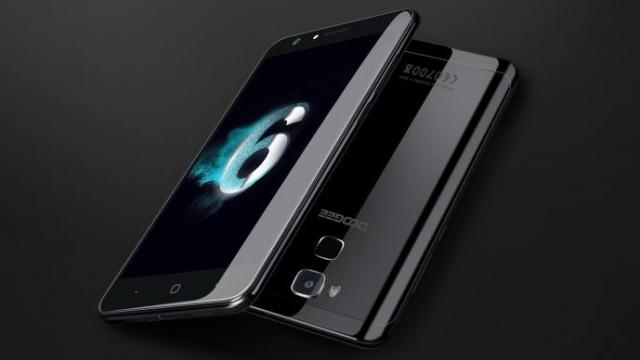 <b>Smartphone-ul Doogee Y6 primeşte o versiune specială de Crăciun, care va sosi pe 12 decembrie, în nuanţa "piano black"</b>După Samsung şi al său model "negru perlat" S7 Edge, iată că mai sunt şi companii mai mici care simt nevoia să lanseze versiuni de telefoane pe nuanţa negru glossy elegant. Doogee se număra printre ele, pregătind o versiune a smartphone-ului Y6 piano..