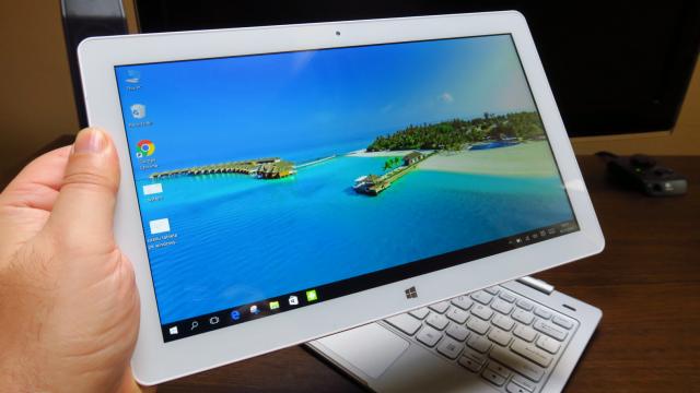 <b>Teclast TBook 16 Pro: Hardware bunicel la sub 200 de dolari</b>O privire rapidă peste majoritatea tabletelor de la retailerii chinezi online ne va aduce în faţa ochilor cam aceeaşi reţetă la toate modelele 2 în 1 cu ecran peste 10 inch. Toate au Android şi Windows 10, toate vin cu procesor Cherry Trail de la Intel..