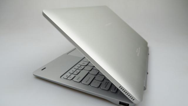 <b>Teclast TBook 16 Pro: Conectivitate banală, standard, nimic special</b>La tabletele masive de obicei nu prea ne uităm la conectivitate cu aşteptări prea mari, în ideea că rar spre niciodată primim 4G sau 3G nativ. De obicei e nevoie de un dongle special sau că tableta să fie ceva mai specială ca un Lenovo Yoga să zicem.