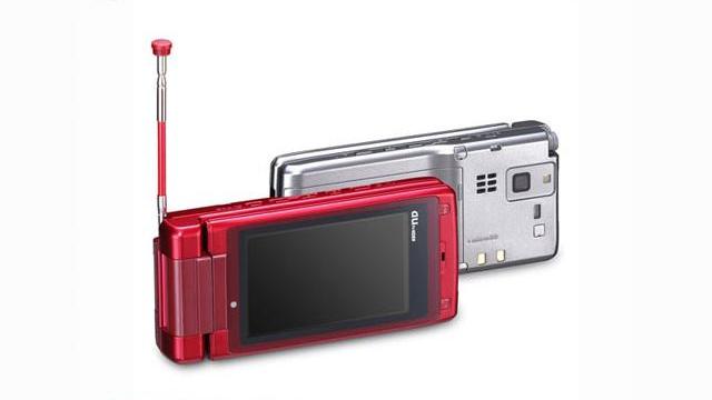 <b>Kyocera W54K, telefonul TV acum in Japonia</b>Kyocera, unul dintre cei mai importanti jucatori asiatici pe piata telefoanelor mobile tocmai a lansat terminalul W54K in Japonia. Iata-l in imaginea urmatoare, in toata splendoarea sa: Acest telefon mobil slim include un display cu o diagonala de 2.7...