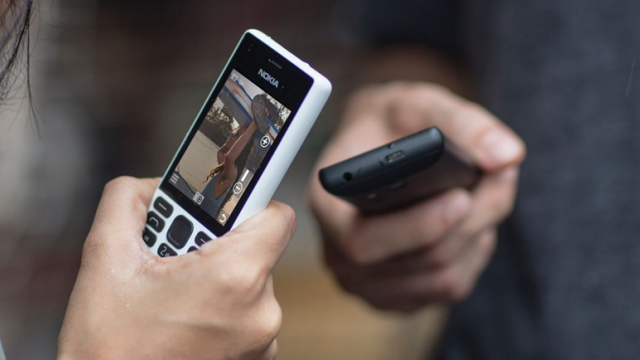 <b>HMD Global anunță lansarea telefonului Nokia 150; un feature-phone ce costă doar 26 dolari</b>Iată că astăzi pe piață debutează oficial și primul telefon al finlandezilor de la Nokia dezvoltat sub conducerea celor de la HMD Global. Din păcate nu avem de-a face cu un smartphone, ci cu un feature-phone destinat piețelor emergenet ce va sosi la un