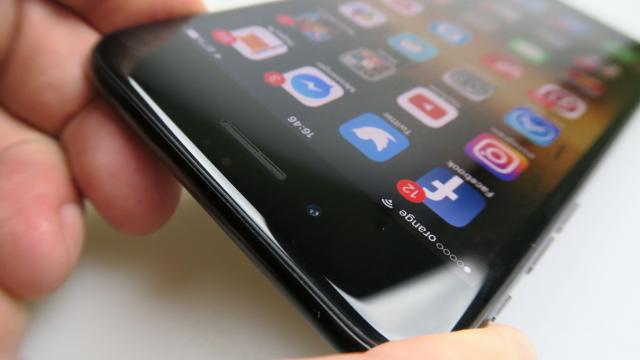 <b>iPhone 7 Plus: Conectivitate de vârf, garanţia calităţii Apple triumfă</b>Pe vremuri Nokia însemna garanţia a două aspecte pe telefoanele mobile: baterie excelentă şi convorbiri fără cusur. Apple a ajuns să însemne în ziua de azi convorbiri excelente, nu ca restul marilor producători de telefoane s-ar lăsa mai prejos.