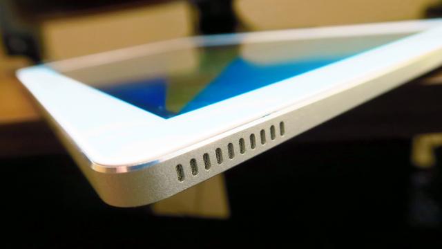 <b>Teclast TBook 16 Pro: Multimedia rezonabilă ca volum spre bunicică dacă ar avea şi bas</b>Ultima tableta mare testată de noi, Chuwi Hi12 stătea binişor la acustica dacă îmi amintesc bine, deci vine cu aşteptări mari Teclast TBook 16 Pro la acest capitol. Terminalul se prezintă cu difuzoare stereo laterale şi optează pentru un player muzical..