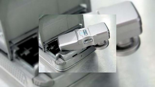 <b>Telefonul care soseste impreuna cu un headset Bluetooth clandestin</b>Iata o idee buna, pe care o puteti vedea pusa in aplicare in imaginea urmatoare: un headset Bluetooth este "ascuns" discret intr-un compartiment din spatele unui telefon mobil: Evident headsetul are dimensiuni foarte reduse pentru ca acel spatiu ascuns sa...