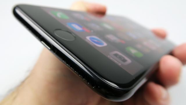 <b>iPhone 7 Plus: Multimedia cu volum în grafic, acustică stereo, dar fără să doboare recorduri</b>iPhone 7 s-a descurcat binişor la capitolul acustica, deşi nu am simţit vreun plus al căştilor cu conector Lightning faţă de modelele EarPods clasice. iPhone 7 Plus ne-a venit în versiunea demo, fără căşti la pachet, aşa că i-am analizat doar difuzoarele.
