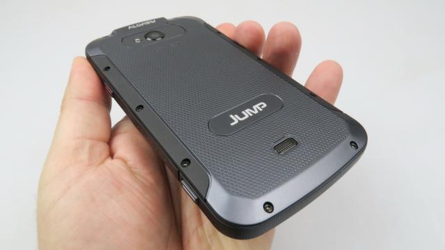 <b>Allview E3 Jump: Design masiv şi solid, rezistă la "tăvăleală"</b>Allview E3 Jump e genul de telefon care are voie să fie masiv, chiar şi la o diagonală de 4.5 inch, pentru că face parte din segmentul rugged. Este un telefon dur, ce face faţă intemperiilor şi care poate fi scufundat în lichide, să reziste la medii..