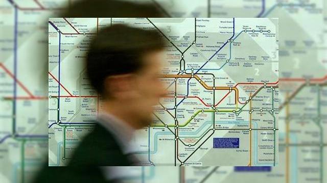 <b>Plata prin mobil debuteaza la Londra</b>Cumparatorii din capitala britanica vor putea achizitiona ziare si bilete de metrou doar miscand telefonul mobil, prin intermediul unui serviciu a carui testare tocmai a inceput. Sute de utilizatori au primit handseturi speciale, dotate cu o carte de...