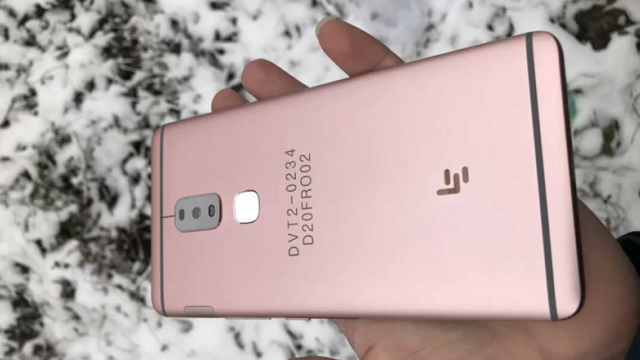 <b>LeEco Le X920 este un phablet cu display QHD de 6.3 inch ce astăzi se afișează în fotografii reale</b>Sfârșitul anului 2016 ne-ar putea aduce și un nou smartphone din partea celor de la LeEco, modelul posibil numindu-se LeEco Le X920. Avem de-a face cu un phablet generos cu display Quad HD de 6.3 inch ce ne aduce la pachet un procesor Snapdragon 820