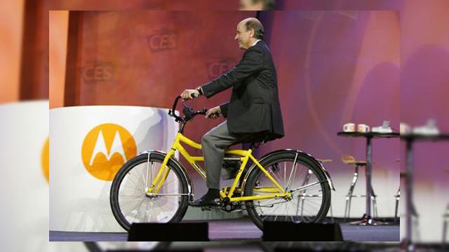 <b>Seful Motorola "concediat"</b>Dupa cum fac de obicei marile corporatii, atunci cand au probleme, Motorola si-a "concediat" seful, Ed Zander, care se aflase al carma companiei in ultimii 4 ani. Incepand cu data de 1 ianuarie 2008, Greg Brown, COO (Chief Operating Officer) al companiei...
