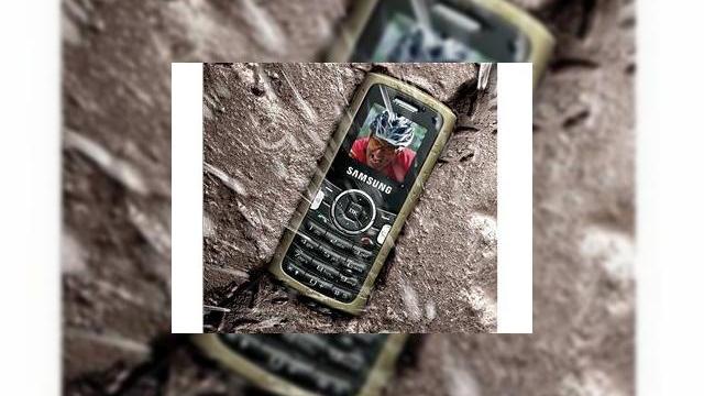 <b>Samsung anunta telefonul M110 Solid</b>Samsung tocmai a anuntat cel mai nou terminal mobil al sau, M110 Solid Phone, al carui principal atuu este functionalitatea FM. Iata-l in imaginea de mai jos: Telefonul are un design de tip candybar si seamana cu un Sony Ericsson clasic. Pe lista sa de...