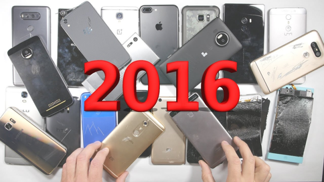 <b>Care e cel mai rezistent telefon al anului 2016? JerryRigEverything are răspunsul şi nu, nu e pe bază de sticlă!</b>JerryRigEverything este numele unui canal de YouTube pe care și noi l-am urmărit cu mare interes anul acesta, cont unde au fost încărcate numeroase clipuri prin care creatorul ne prezenta cum se prezintă diverse smartphone-uri la capitolul rezistență